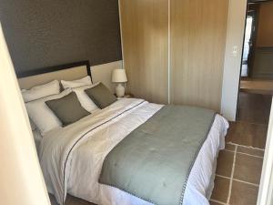 un dormitorio con una cama grande en una habitación en Résidence Montana Reims Tinqueux, en Tinqueux 3 fotos más