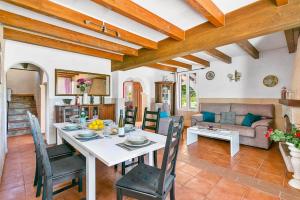 a kitchen and living room with a table and chairs at Villa Verde Ciutadella by Villa Plus in Tres Alquerías