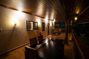 Χώρος καθιστικού στο Yaala - Coorg Riverside Retreat +43 φωτογραφίες