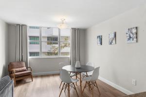 Ruang duduk di Bay Harbor Sunset Apt 3B