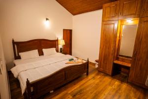 Ένα ή περισσότερα κρεβάτια σε δωμάτιο στο Yaala - Coorg Riverside Retreat