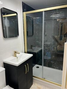 Ένα μπάνιο στο The Ship Inn's Cabin +7 φωτογραφίες