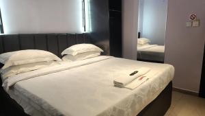 Postel nebo postele na pokoji v ubytování Triple Tee Luxury Hotel & Service Apartments Surulere