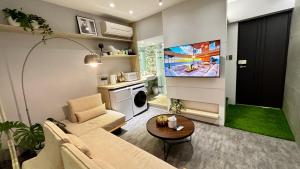 TV a/nebo společenská místnost v ubytování 所在行旅2館-渡咕所在 UrbanAbode2-DUGU
