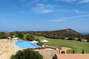 Blick auf einen Swimmingpool in einem Ferienresort in der Unterkunft Crete Golf Club Hotel in Hersonissos