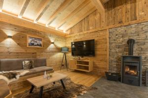 Televízia a/alebo spoločenská miestnosť v ubytovaní sDahoam Luxury Chalet