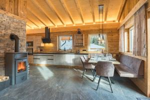 Kuchyňa alebo kuchynka v ubytovaní sDahoam Luxury Chalet