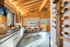 Kuchyňa alebo kuchynka v ubytovaní sDahoam Luxury Chalet