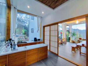 Avatar Hilltop Manor B&B的厨房或小厨房