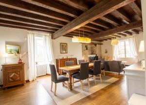 une salle à manger avec une table et des chaises en bois dans l'établissement L' ostal de maite, à Annesse-et-Beaulieu