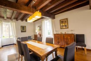 une salle à manger avec une table et des chaises en bois dans l'établissement L' ostal de maite, à Annesse-et-Beaulieu 14 autres photos