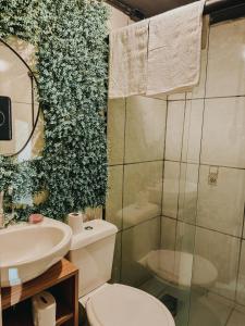a bathroom with a shower and a toilet and a sink at Espaços Cardoso, GRÊS - refúgio sólido e silencioso in Igrejinha