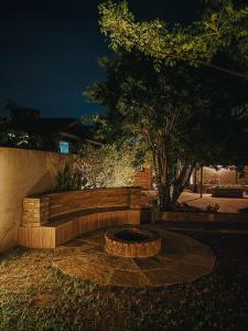 a stone bench in a yard at night at Espaços Cardoso, GRÊS - refúgio sólido e silencioso in Igrejinha