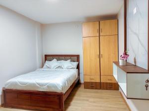 a bedroom with a bed and a dresser in it at Departamento Vacacional de Lujo (jacuzzi) in Baños