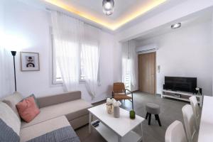 salon z kanapą i telewizorem w obiekcie Venezian View Apartment w Heraklionie
