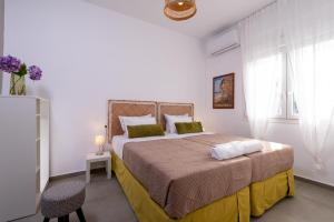 sypialnia z dużym łóżkiem w białym pokoju w obiekcie Venezian View Apartment w Heraklionie