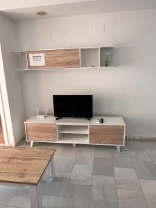 a living room with a tv on a desk at Apartamento en Altea con vistas al mar in Altea