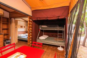 Postel nebo postele na pokoji v ubytování Camping Onlycamp Les Peupliers + 1 fotografie