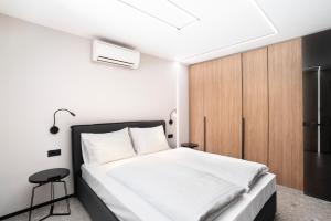 En eller flere senge i et værelse på Premium Two Bedroom Apartment Burin 100 by Locap Group