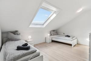 巴特菲尔伯尔MONTEUR - Unterkunft für bis zu 7 Personen in 61118 Bad Vilbel - FB10的一间带床和窗户的白色卧室