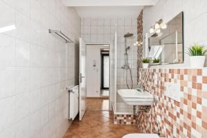 巴特菲尔伯尔MONTEUR - Unterkunft für bis zu 7 Personen in 61118 Bad Vilbel - FB10的浴室里有洗手池和镜子