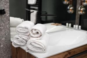 En eller flere senge i et værelse på Premium Two Bedroom Apartment Burin 100 by Locap Group + 29 billeder