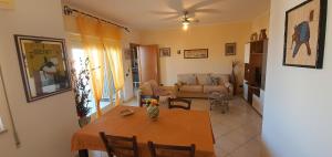 a living room with a table and a couch at Veranda Sul Beach Di Alcamo Marina in Alcamo Marina