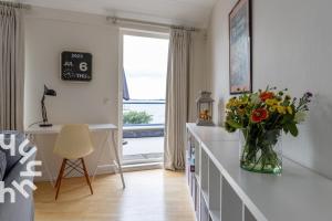 ヒートホールンにあるOV574 - Grundel 14 Giethoornの部屋のカウンターに飾られた花瓶