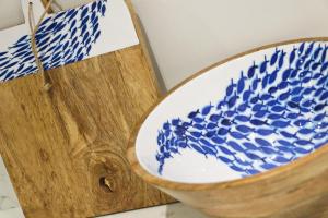 ein blaues und weißes WC neben einem Spiegel in der Unterkunft Fifty Steps from the beach! in Saint Merryn