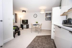 une cuisine et un salon avec une table et des chaises dans l'établissement Doulton House - 2 Bedroom Sleeps 5 Wifi Parking, à Wharton 8 autres photos