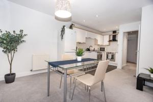 une cuisine et une salle à manger avec une table et des chaises en verre dans l'établissement Doulton House - 2 Bedroom Sleeps 5 Wifi Parking, à Wharton