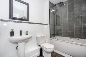 La salle de bains est pourvue de toilettes, d'un lavabo et d'une baignoire. dans l'établissement Doulton House - 2 Bedroom Sleeps 5 Wifi Parking, à Wharton