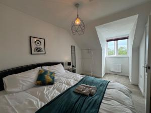 une chambre avec un lit avec deux serviettes dessus dans l'établissement Bolehyde House, Sleeps 6, 3 Bedrooms, North Swindon location, Parking, à Swindon