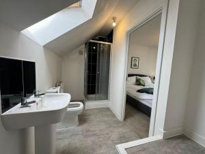une salle de bain avec un lavabo et des toilettes et un lit dans l'établissement Bolehyde House, Sleeps 6, 3 Bedrooms, North Swindon location, Parking, à Swindon