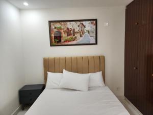 Ένα ή περισσότερα κρεβάτια σε δωμάτιο στο Heaven Serviced Apartments