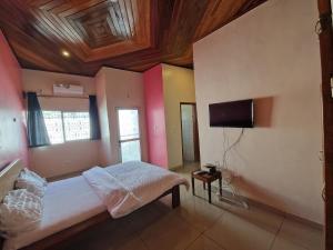 Μια τηλεόραση ή/και κέντρο ψυχαγωγίας στο Exquisite 3-Bedroom Villa with pool in Kribi