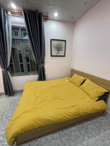 Ένα ή περισσότερα κρεβάτια σε δωμάτιο στο Homestay Thương Thương Đà Lạt