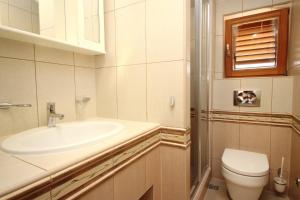łazienka z umywalką i toaletą w obiekcie Apartments Mrkus w Bašce +37 zdjęć