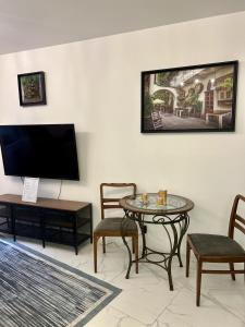 Televízia a/alebo spoločenská miestnosť v ubytovaní Vintage Kącik Apartment
