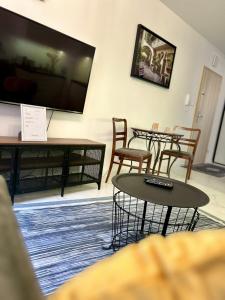 Televízia a/alebo spoločenská miestnosť v ubytovaní Vintage Kącik Apartment