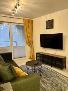 Televízia a/alebo spoločenská miestnosť v ubytovaní Vintage Kącik Apartment