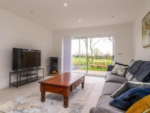 TV a/nebo společenská místnost v ubytování Pear Tree Cottage