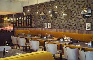 Un restaurante o sitio para comer en Leonardo Royal Hotel Baden- Baden