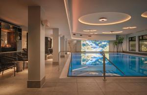 una gran piscina en un edificio en Leonardo Royal Hotel Baden- Baden, en Baden-Baden