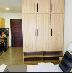 Kuchyň nebo kuchyňský kout v ubytování Suite 205 Oasis Park Residencies