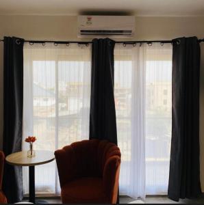 Posezení v ubytování Suite 205 Oasis Park Residencies