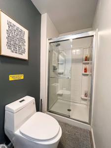 Un baño con inodoro y ducha de cristal. en Bright 2-BR Home Near LAX with Shared Yard - SH2-LAD, en Los Ángeles