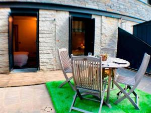 Το κτήριο όπου στεγάζεται  το διαμέρισμα