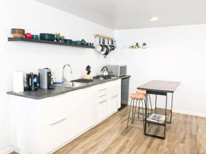 로스앤젤레스에 위치한 Cozy LA Studio Steps from SoFi and LAX - SH3 - LAD에서 갤러리에 업로드한 사진 사진 2개 이상