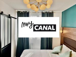 a sign that says my camel in a bedroom at The Originals Boutique, Hôtel Le Marignan,Le Havre Centre Gare in Le Havre